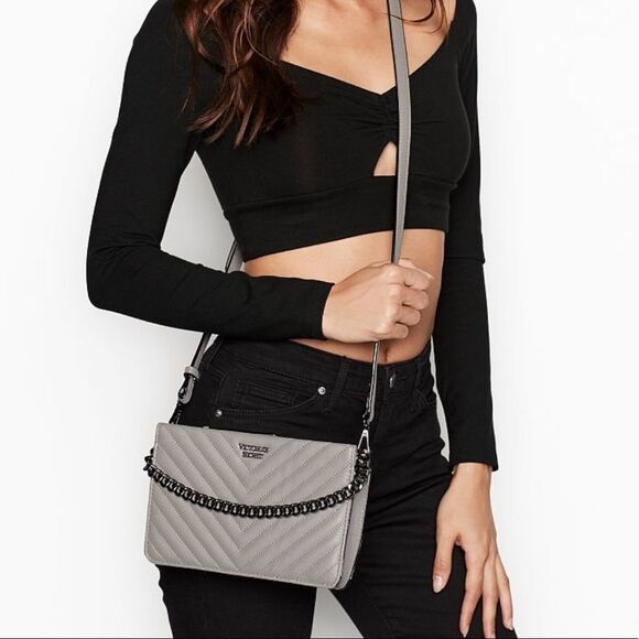 VICTORIA'S SECRET
Pebbled V-Quilt 24/7 Crossbody - Picture 1 of 4